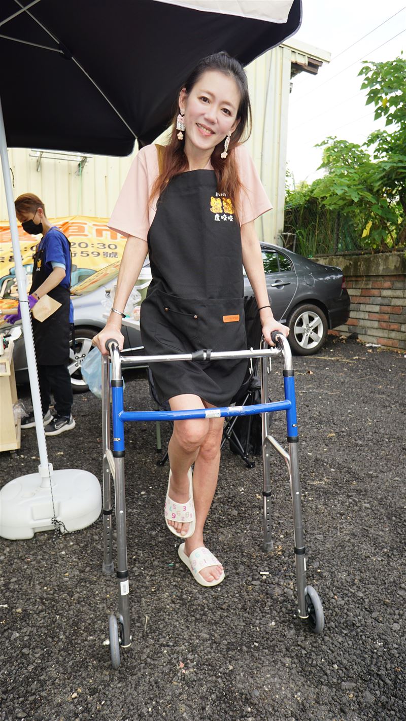 裴琳如今需靠助行器出入