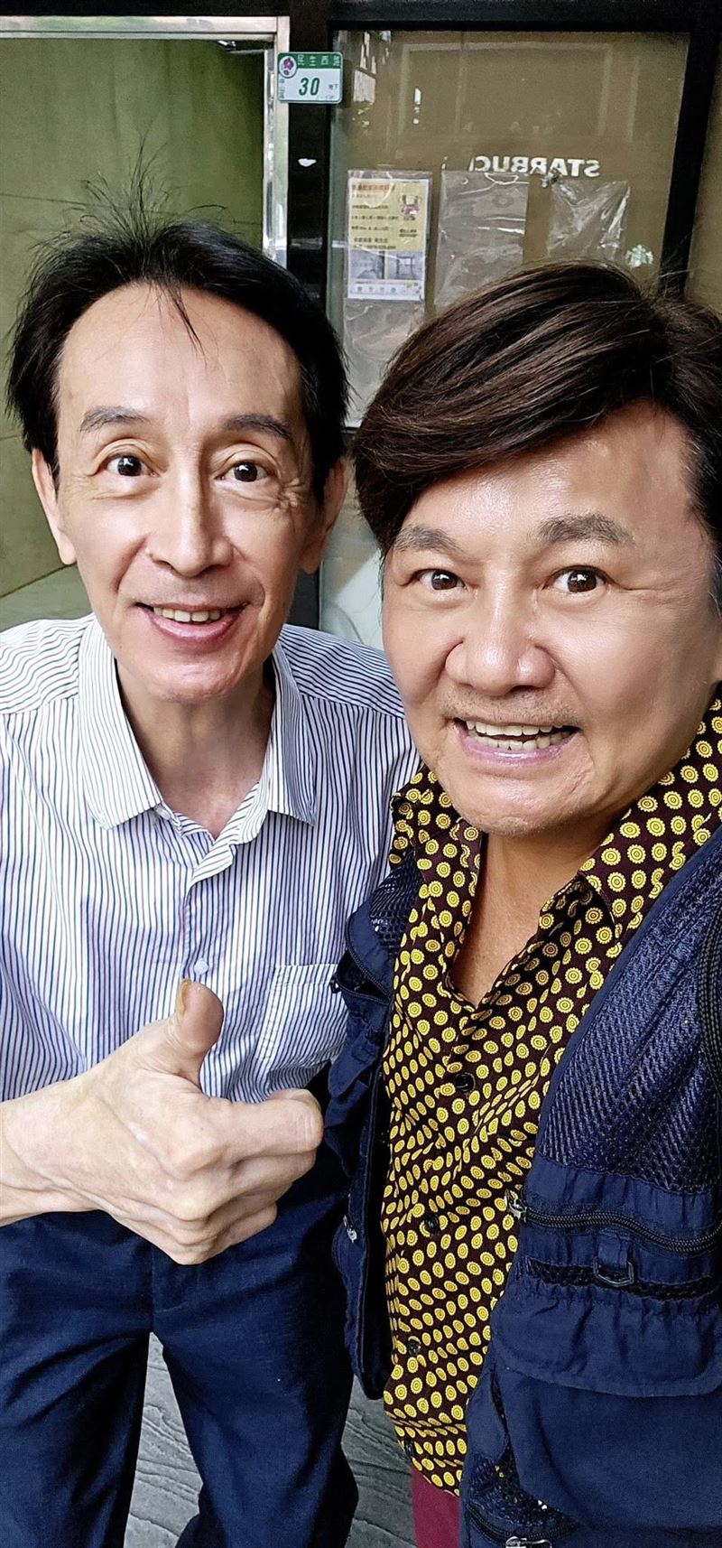 關聰在台北街頭擺攤賣干貝醬，眭澔平現身捧場