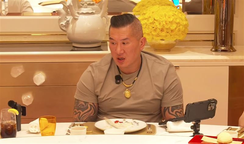 馆长被禁止观看阅兵的现场截图