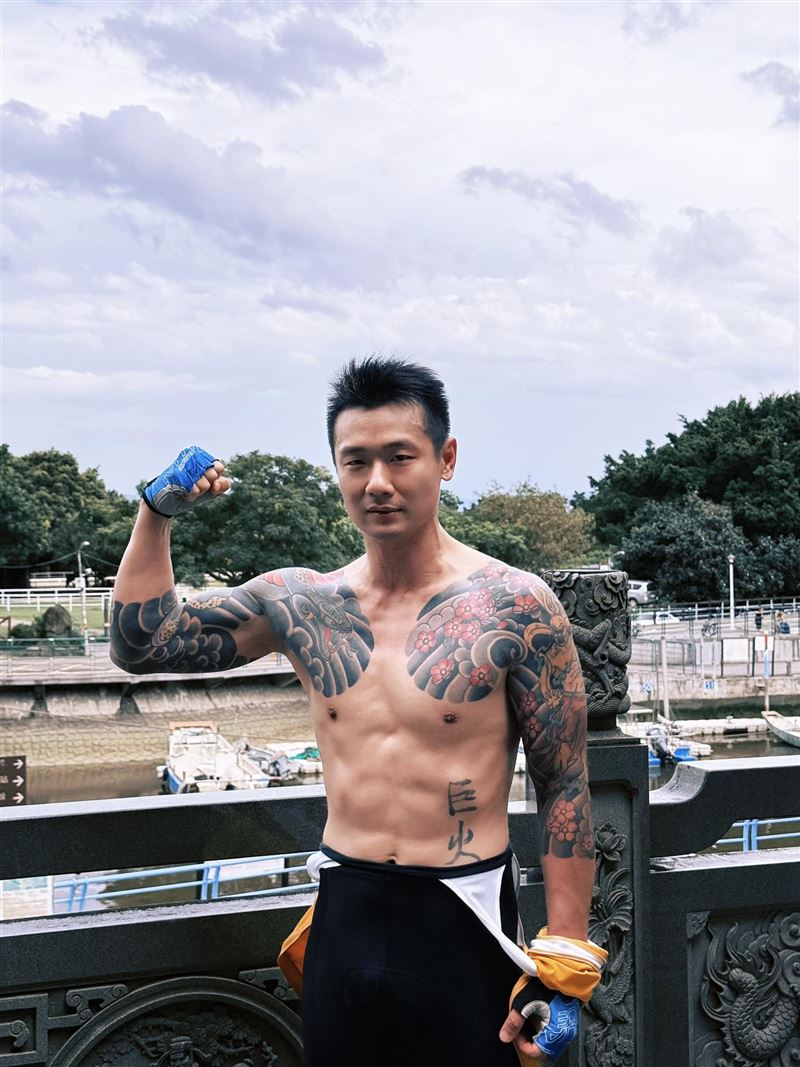 金鋼刀回應館長的畫面