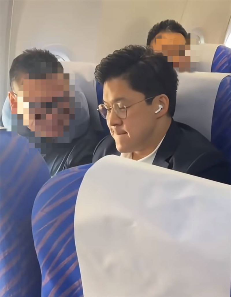 霍啟剛坐經濟艙的照片