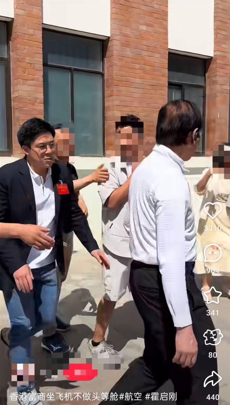 霍啟剛與粉絲合照的畫面