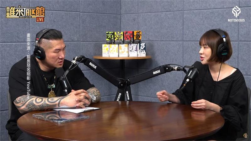 陳沂與館長合照的背景說明