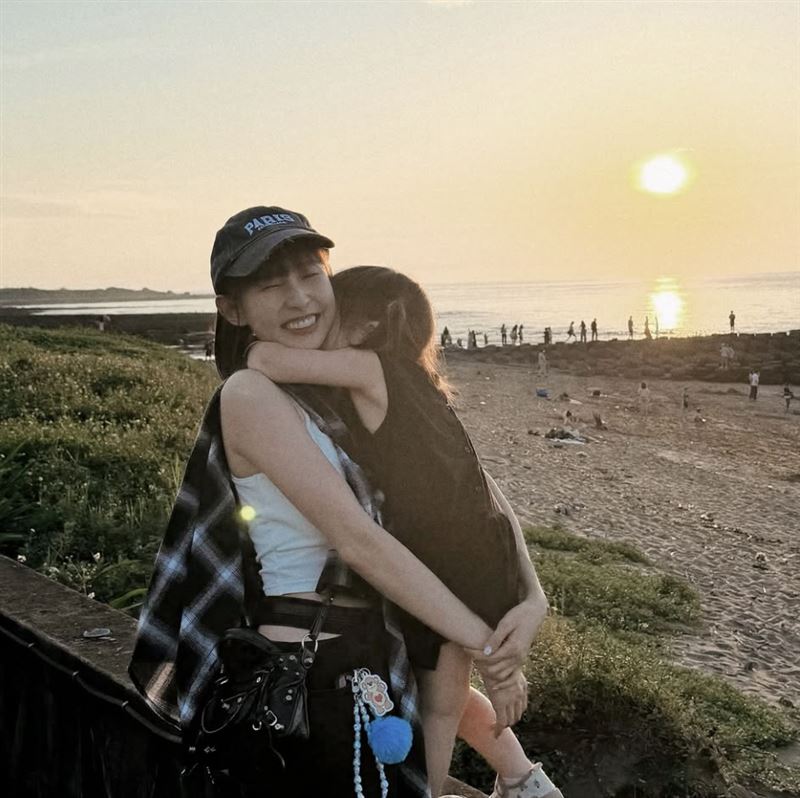 粿粿近來都是獨自帶女兒玩耍