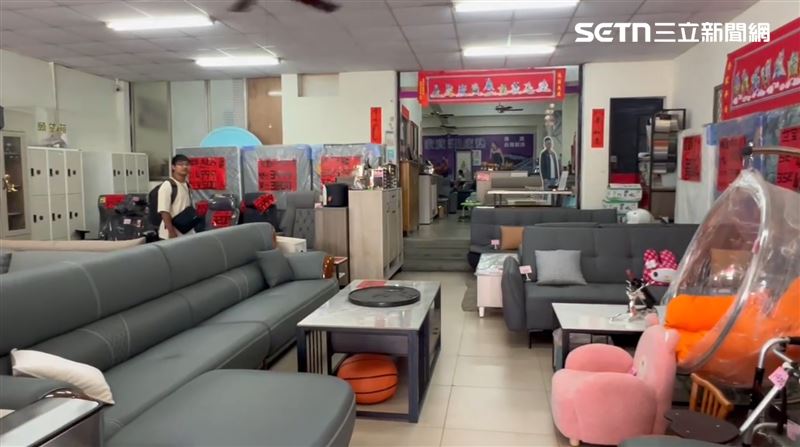 AJ哥在家具店的现场照片