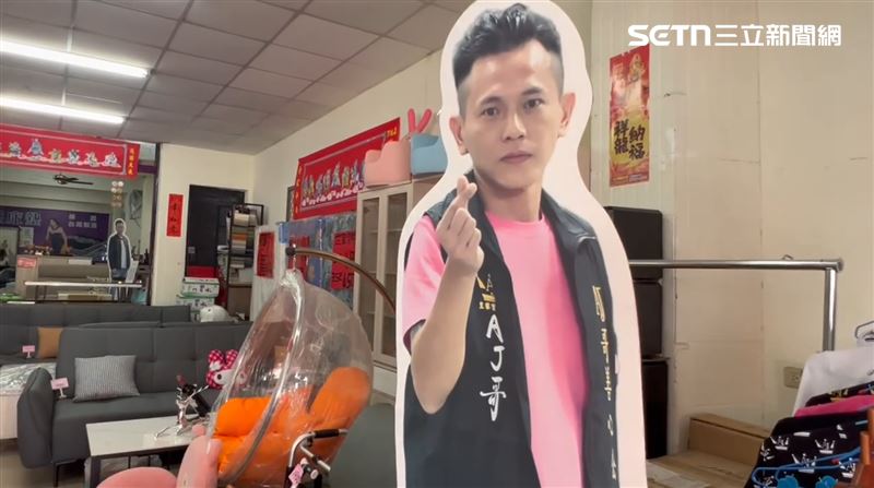 AJ哥家具店内的身形立牌与照片