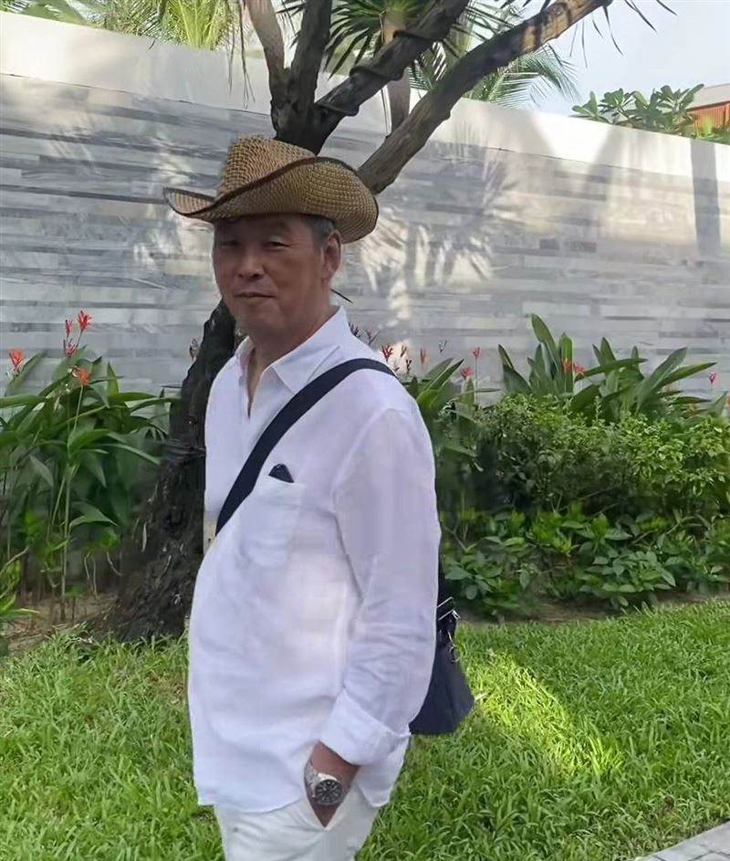 周曉涵父親體態保養很好