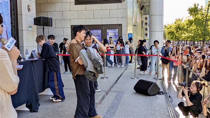 峻瑋公主抱水豐