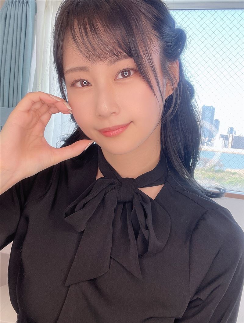 堀內美香手捧骨灰照片