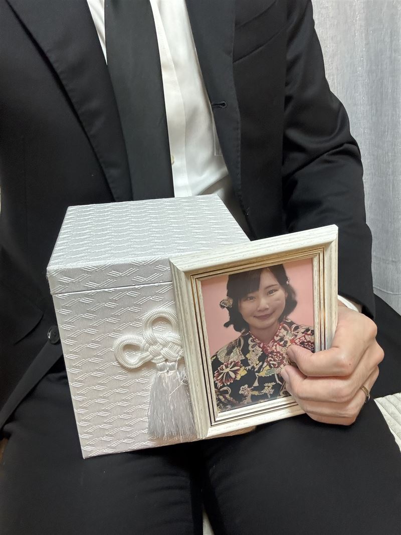 死亡證明與骨灰照片