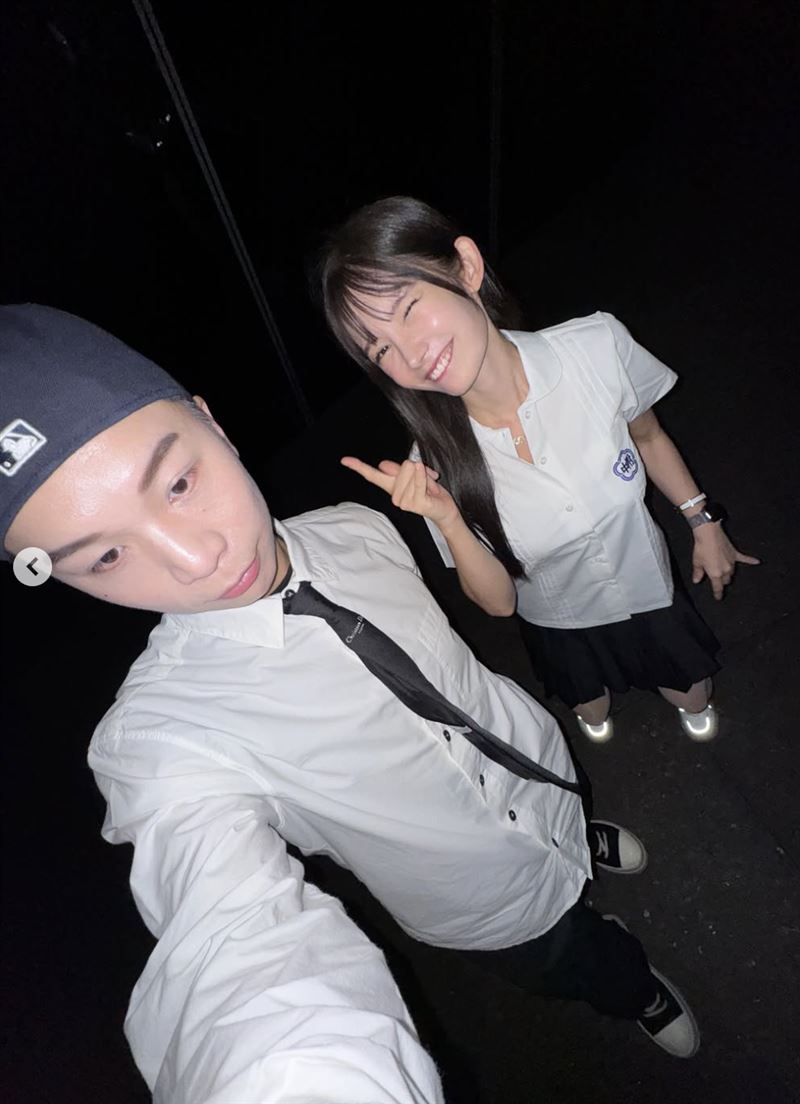 金奈见与派翠克穿上制服