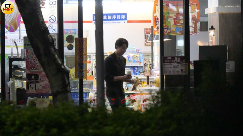 夜晚回家路上的两人