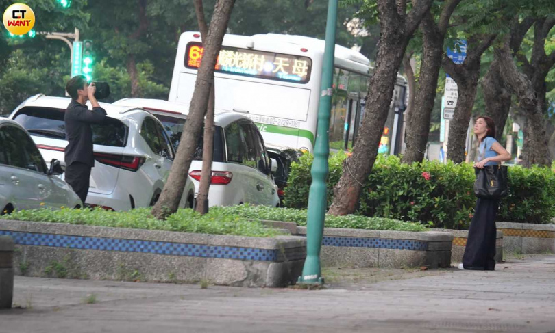 劉書宏递帽子遮掩身份