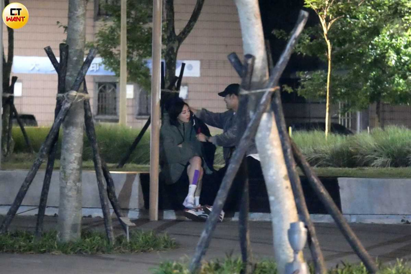 席惟倫與周予天公園約會