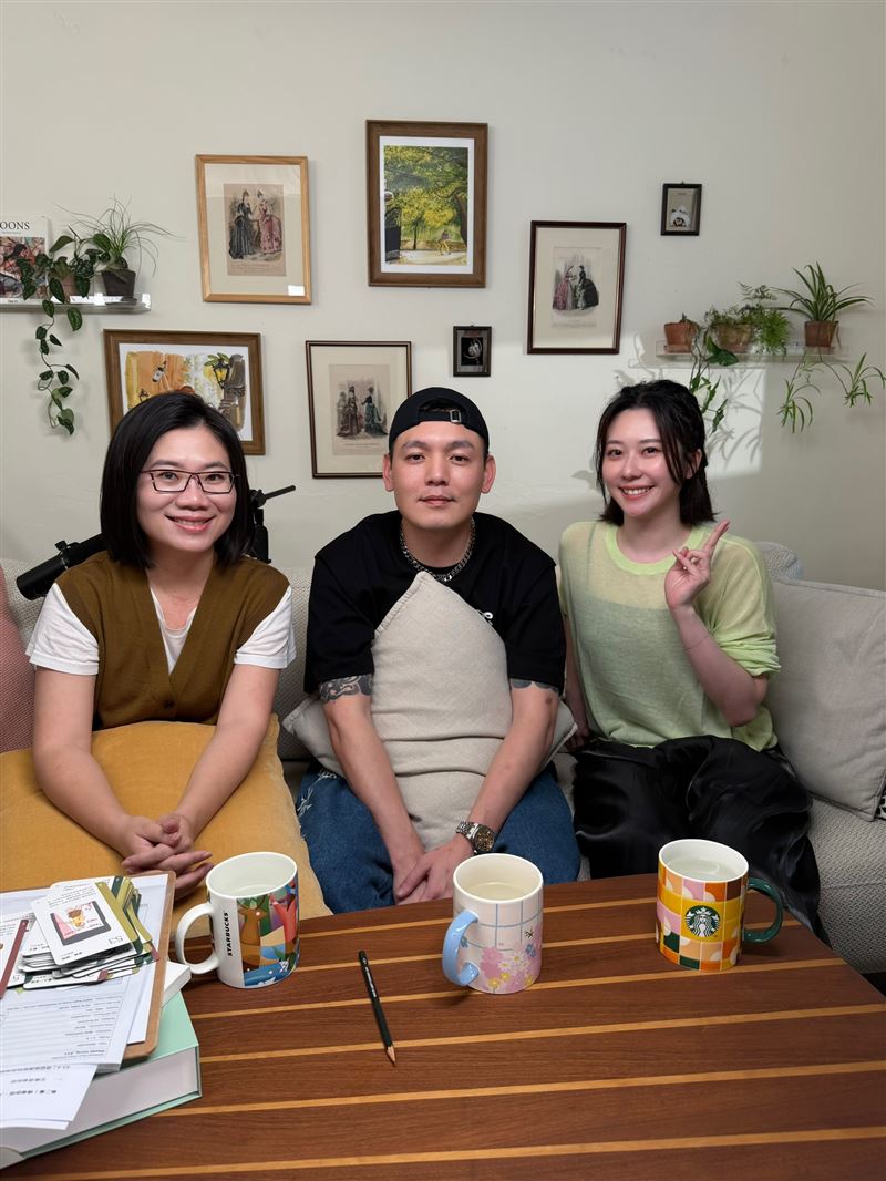 張景嵐（右起）邀請春風上節目