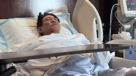 李连杰机场独自推行李的照片