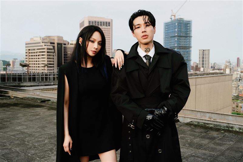 Marz23（右）與詹雯婷（左）合作〈不簡單的歌〉
