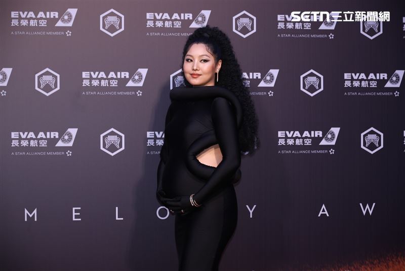 鄭雙雙入圍金曲最佳新人獎走紅毯
