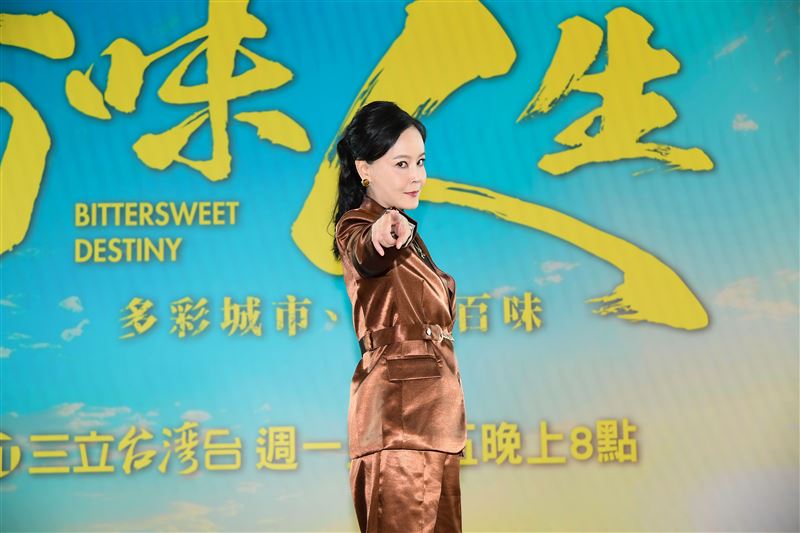 岳虹在发布会现场自嘲是魔鬼阿嬤