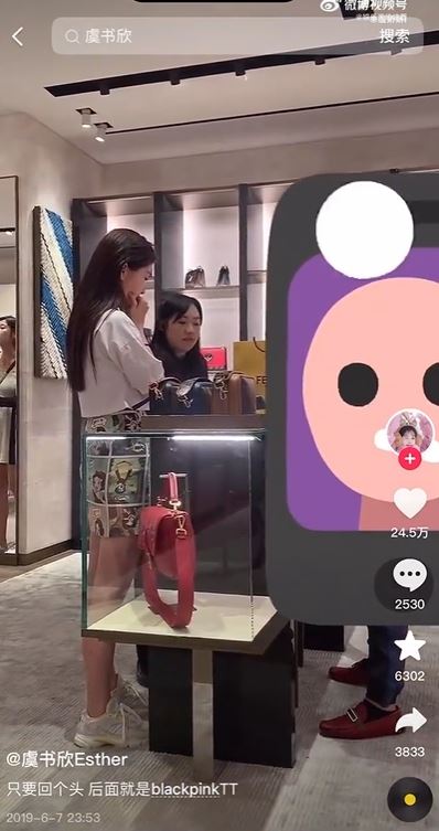 虞書欣逛名牌店照片