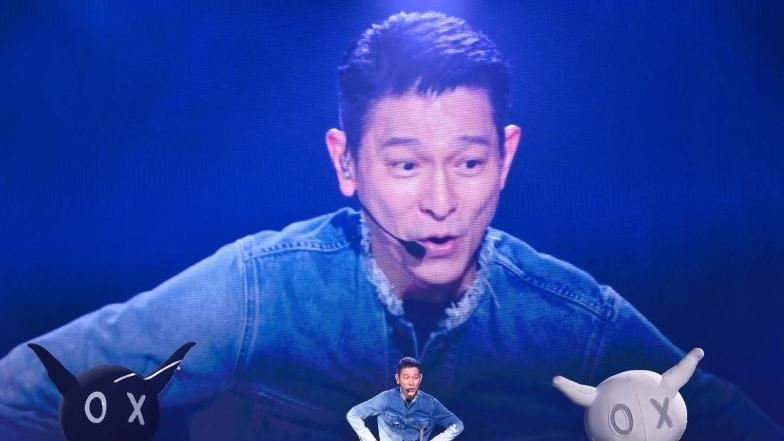 演唱会现场观众排队买票