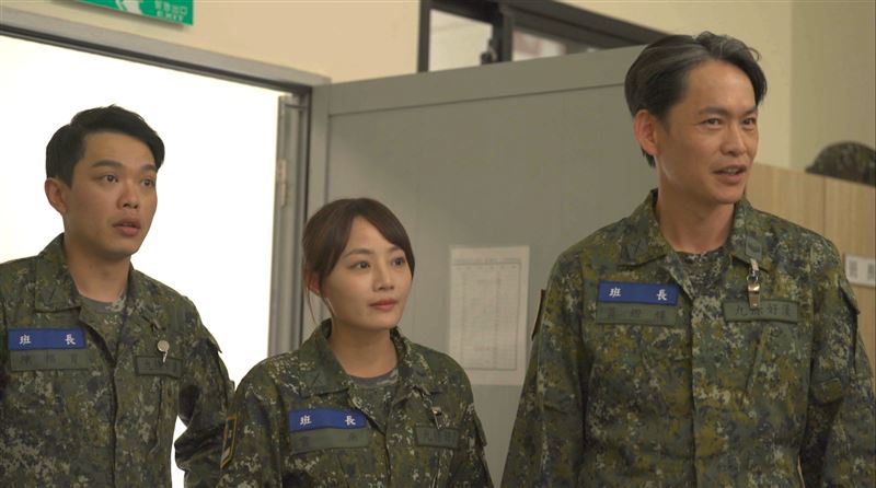 星兵與班長在訓練場景