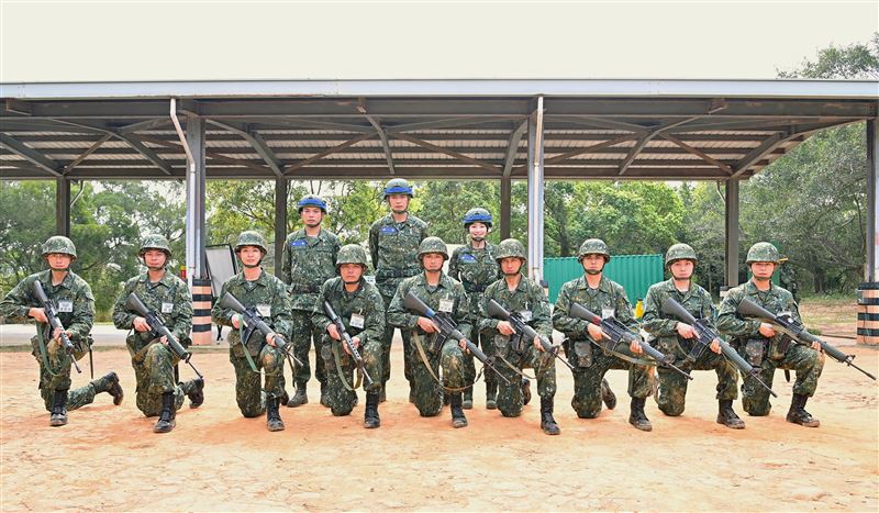 星兵們進行射擊訓練