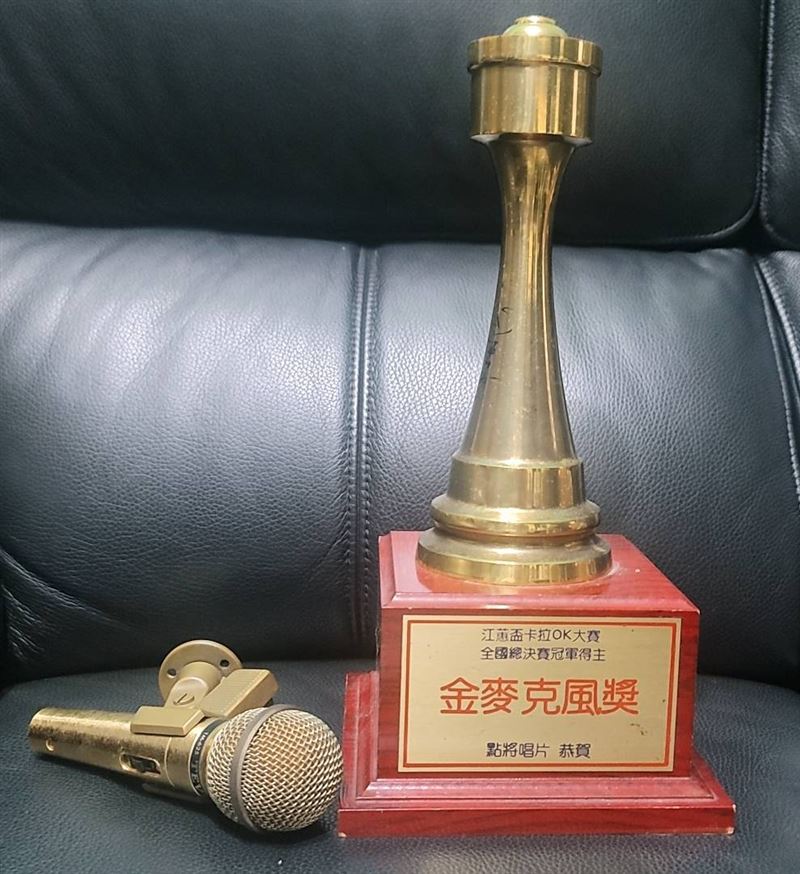 獎盃斷裂的場景
