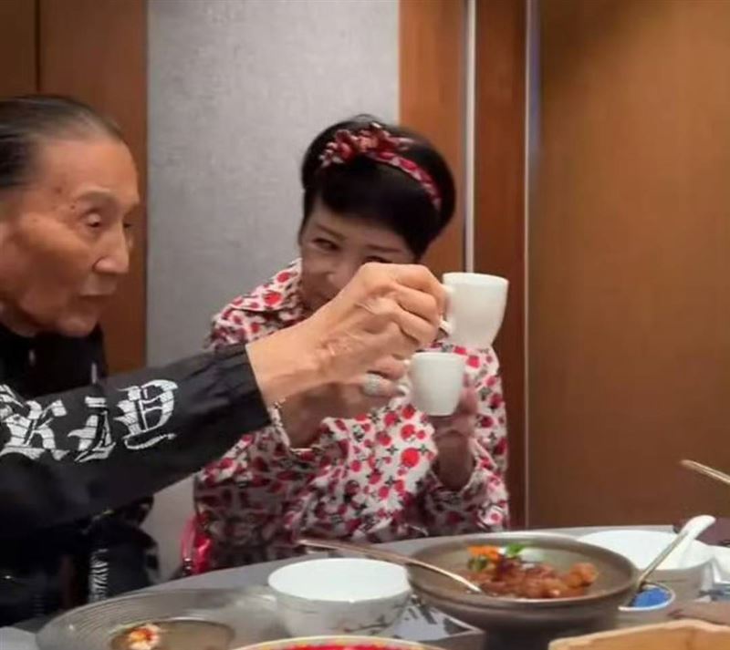謝賢罕見與狄波拉同框