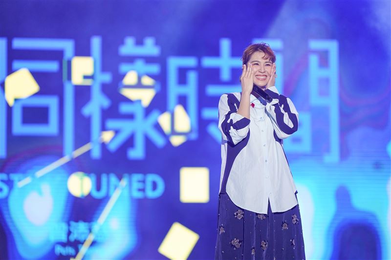 曾沛慈穿長袖遮拔罐痕跡