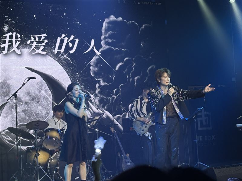 Lara与阿沁合唱月牙灣