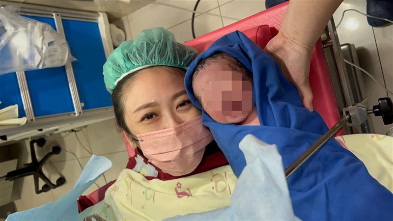 蔡允潔哺乳照1