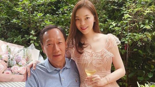 郭台銘一家五口在信義區散步