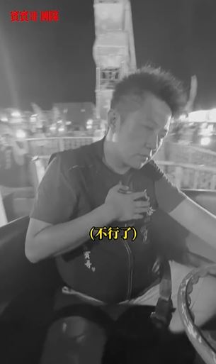 賽賓賓哥與工作團隊互動的照片