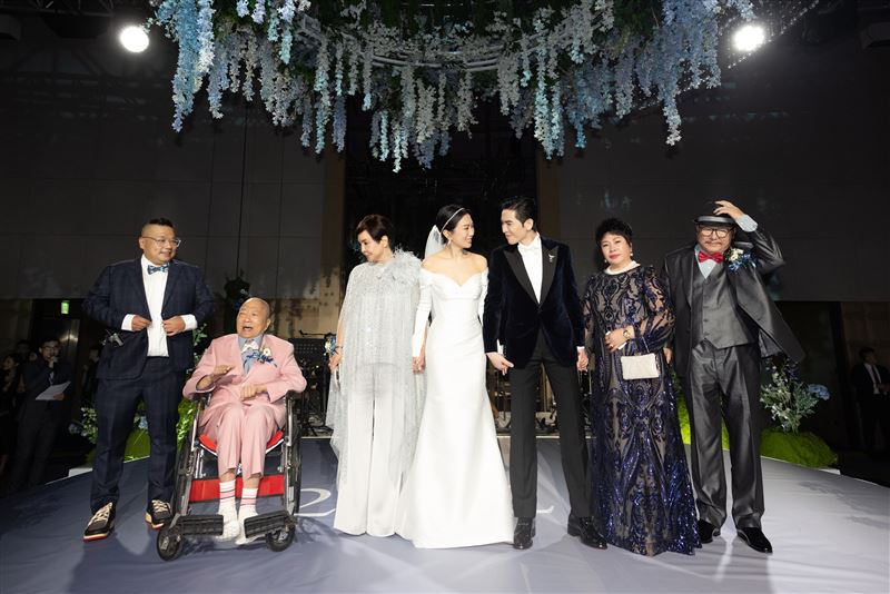 蕭敬騰與Summer結婚當時林光寧（左二）坐輪椅出席婚禮