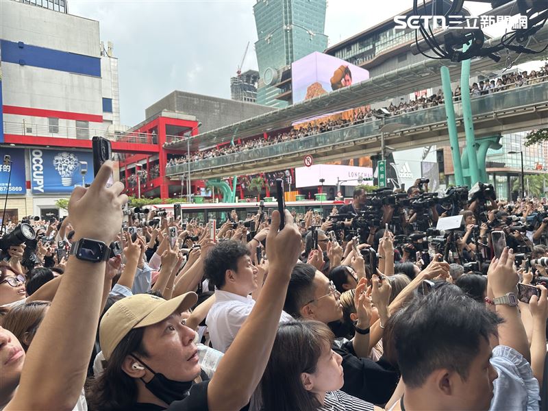 現場粉絲與舒華互動照片