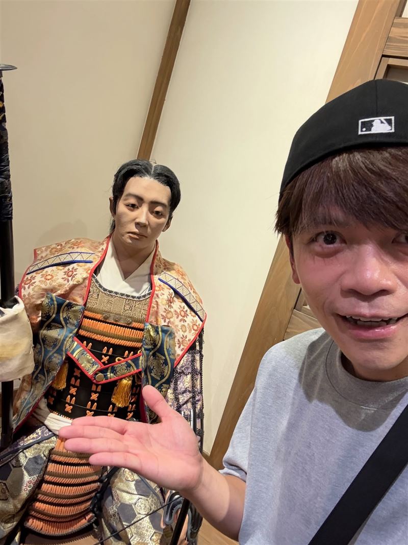 武士像留著中分髮型與賴清德相似