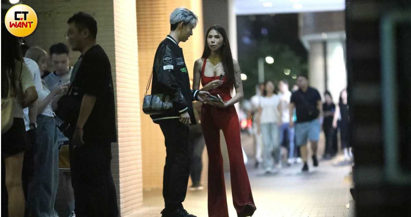 合影与寒暄，现场氛围活跃