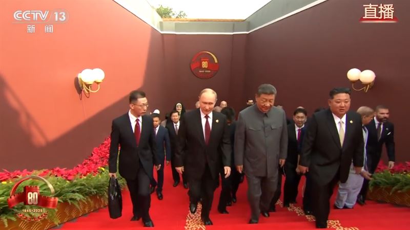 三巨头首次同框阅兵照片