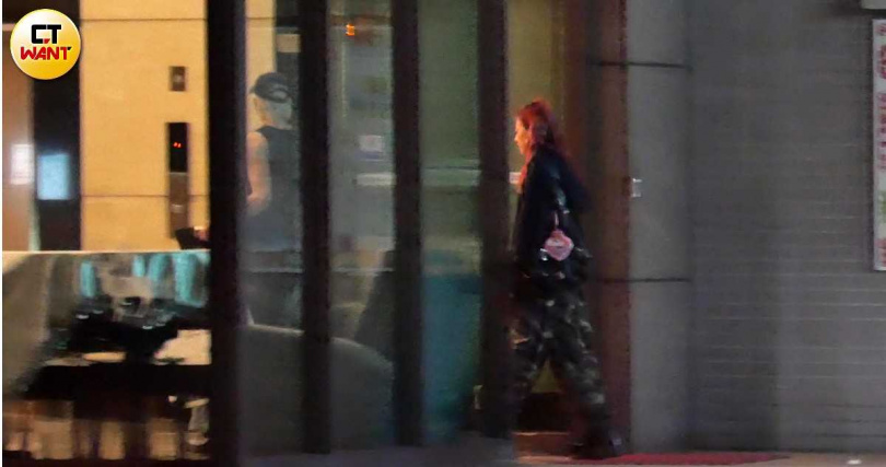 二人走回社區大樓