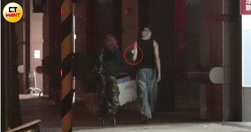 妙莎抓住薛恩手臂