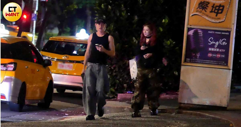 妙莎與薛恩一起離開餐廳