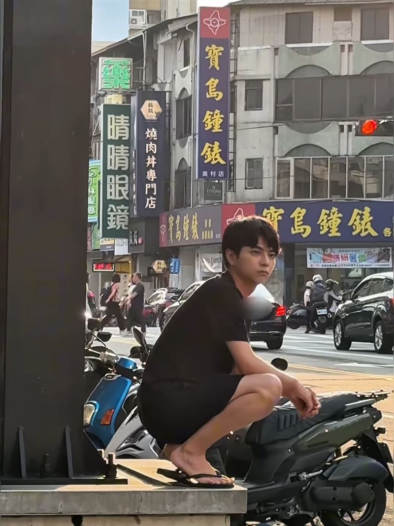 佐藤勝利穿夾角拖，台客蹲。（圖／翻攝自IG）