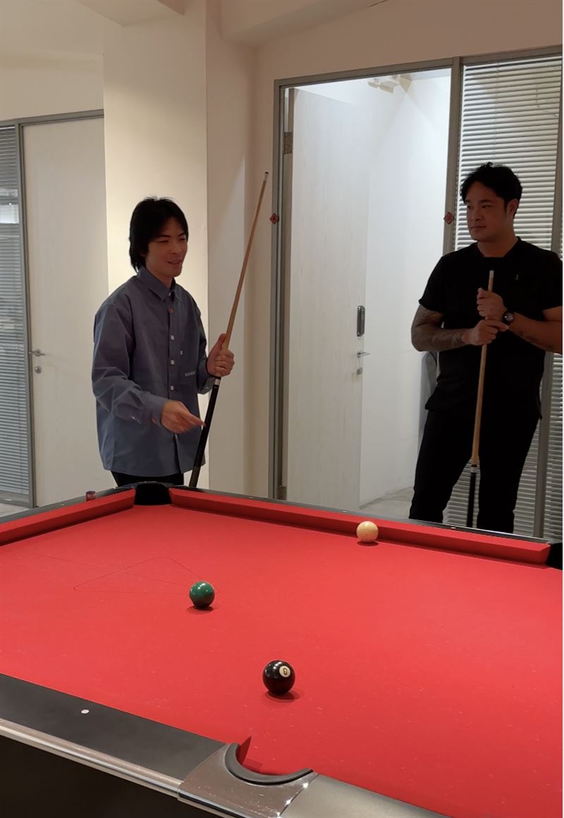 蕭敬騰與林智勝打撞球