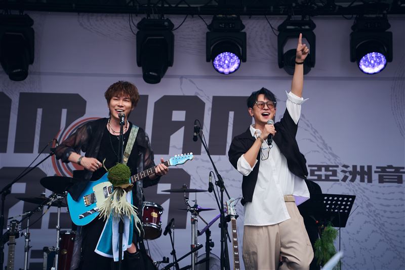 陳謙文與生命樹同台合唱