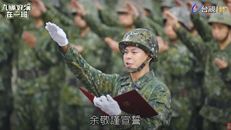 孫綻在成功嶺代表新兵宣誓。