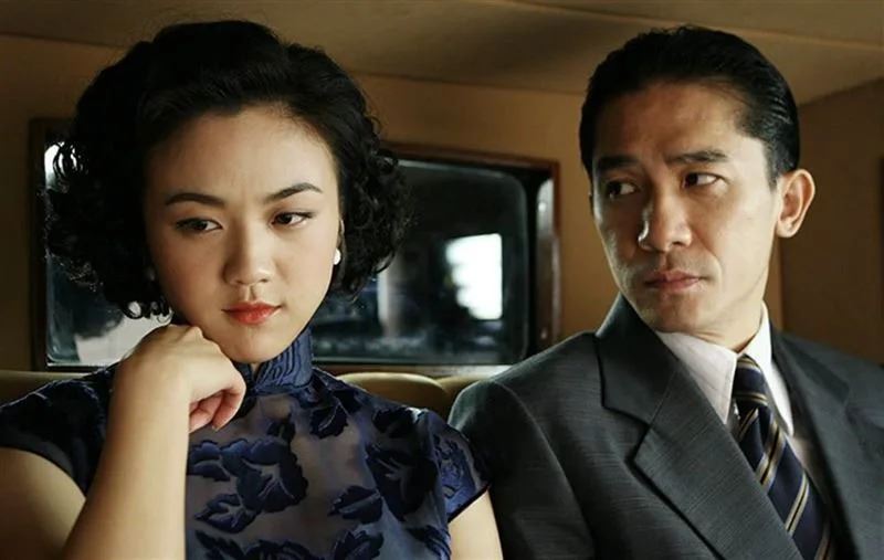 迴紋針體位場景的逼真演出