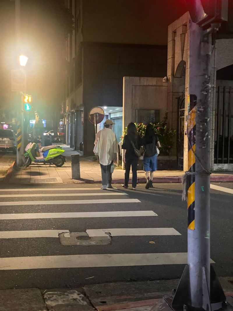 粉丝记录三人路边互动