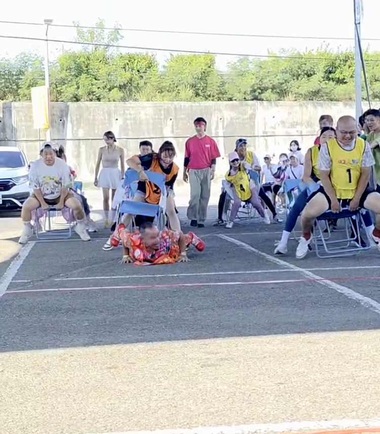 摔倒後胡漢龑回到座位