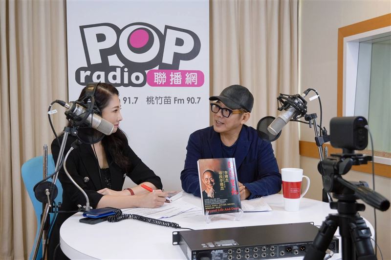 林書煒與家人慶祝的場景